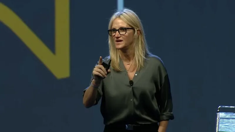 Mel Robbins is giving a speech at an event