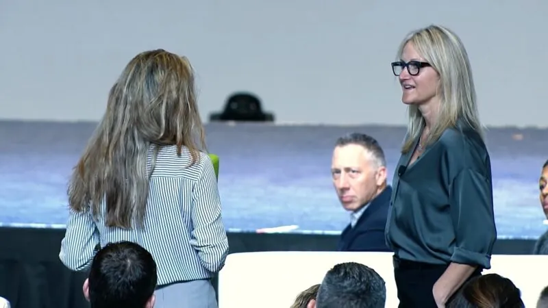 Mel Robbins is having a conversation with a girl from the audience