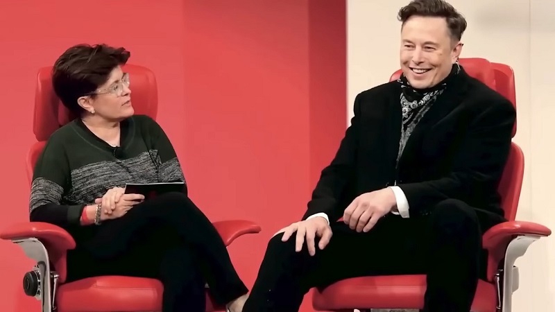 Kara Swisher in conversation with a well-known tech entrepreneur