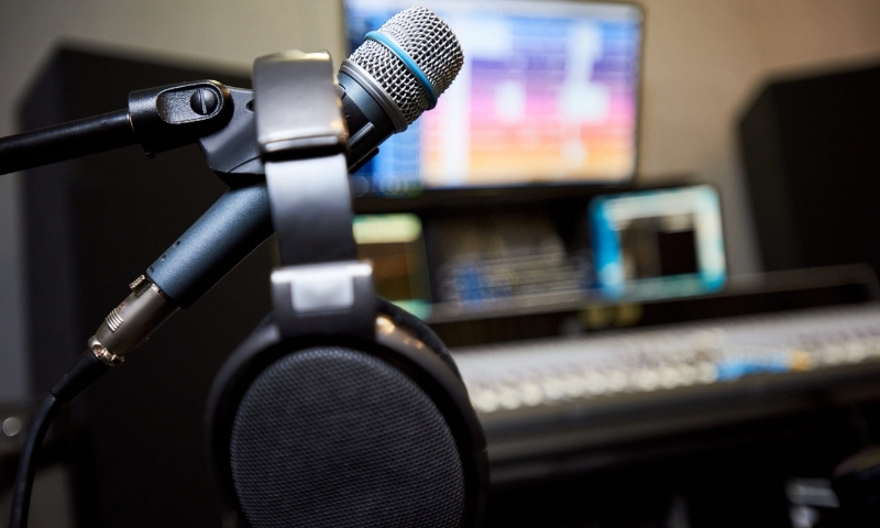 Microphone and headhpones in a recoriding studio